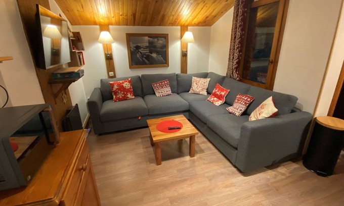 Montchavin Apartment | Renovated duplex near slopes and shops, south balcony, 6 ppl, ski locker