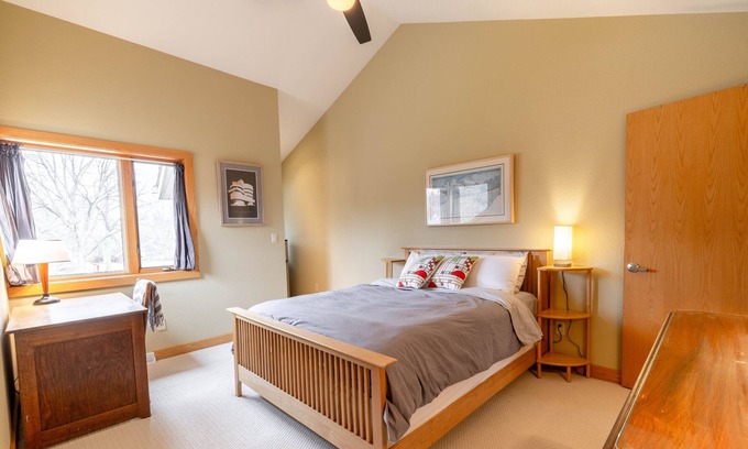 Brookfield House | Frank Lloyd Wright-inspired stay minutes from MKE