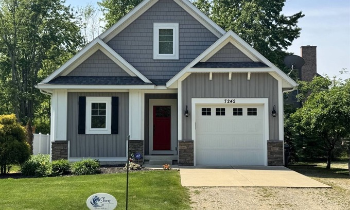 Miami Park House | Frankie's Place | Beach Access via Tram, Screened Porch, Private Hot Tub