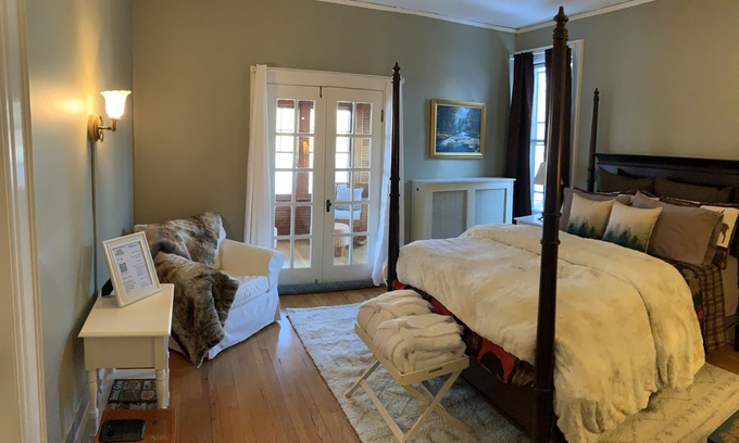 Saranac Lake Bed & Breakfast | Franklin Manor - Queen Suite Optional Adjoining