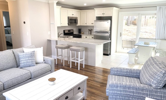 West Hyannisport House | FREE beach pass, Minutes to beach