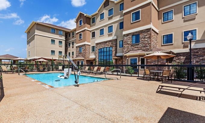 Fossil Creek Condo | Free Breakfast. Outdoor Pool. King Suite Close to the Convention Center