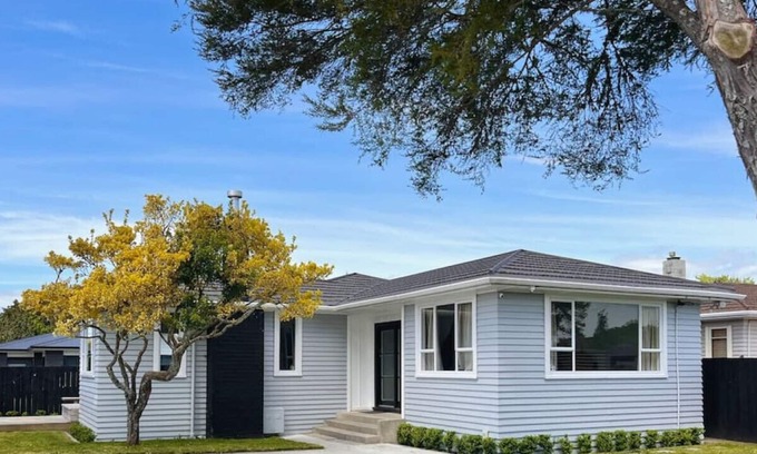 Te Rapa House | Free Cleaning & Close to Everything!