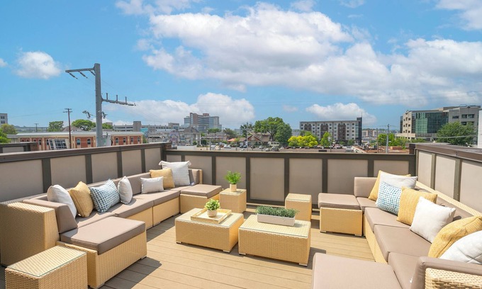 West End House | FREE NIGHT DEAL! DOWNTOWN 1MI TO BROADWAY! #3 of 6 HOMES! Rooftop Deck BY VANDY!