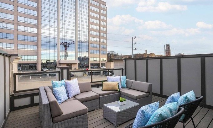 West End House | FREE NIGHT DEAL! DOWNTOWN 1MI TO BROADWAY! #4 of 6 HOMES! Rooftop Deck BY VANDY!