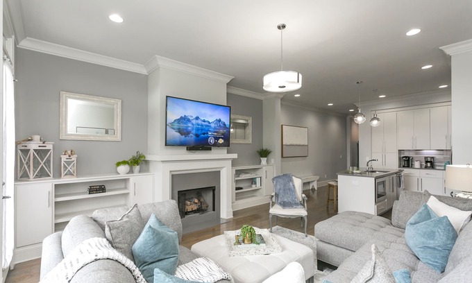 West End House | FREE NIGHT DEAL! DOWNTOWN 1MI TO BROADWAY! #5 of 6 HOMES! Rooftop Deck BY VANDY!