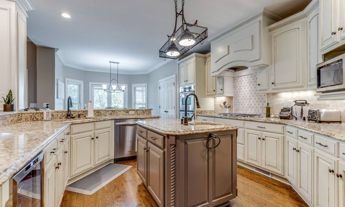 Gallatin House | Free Night* I Above Nashville Tranquility I Lakefront | Pool&Spa | 11 Beds