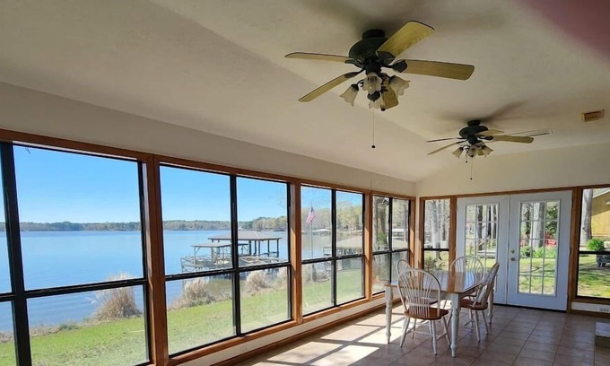 Hemphill Apartment | Free night! Weekday Special located directly on Toledo Bend Lake