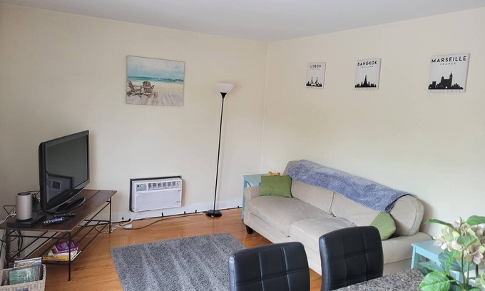Lower East Side Bed & Breakfast | Free Parking 1 BR near Downtown & Brady St