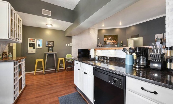 Central Northside Apartment | Free Parking★Cute Outdoor Deck★Overlooks Park!