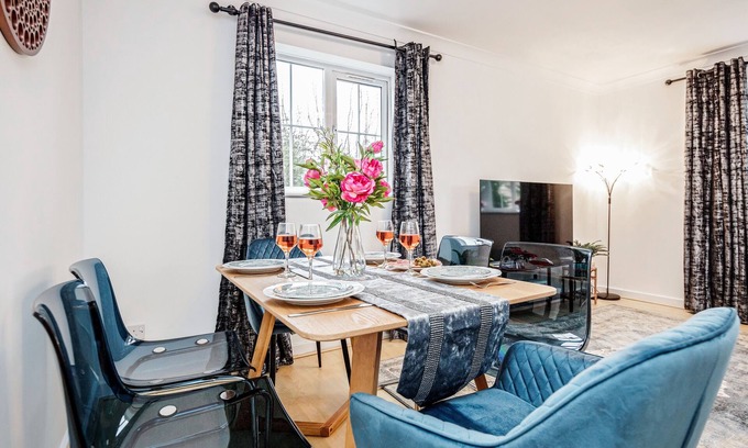Watford Apartment | Free parking★ Gated Haven★ Stunning 2 Bed Apt ★WatfordFC/Hospital/Atria/Theater★