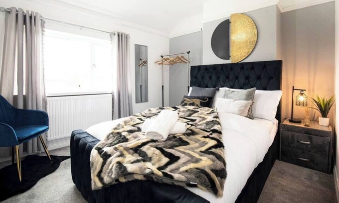 Middleton House | Free Parking: Home in Middleton, Leeds
