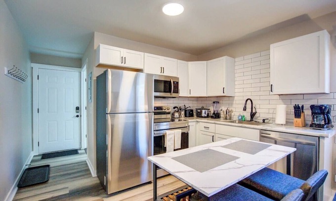 Madison Apartment | Free parking. In-unit washer & dryer. A/C. Pets Ok