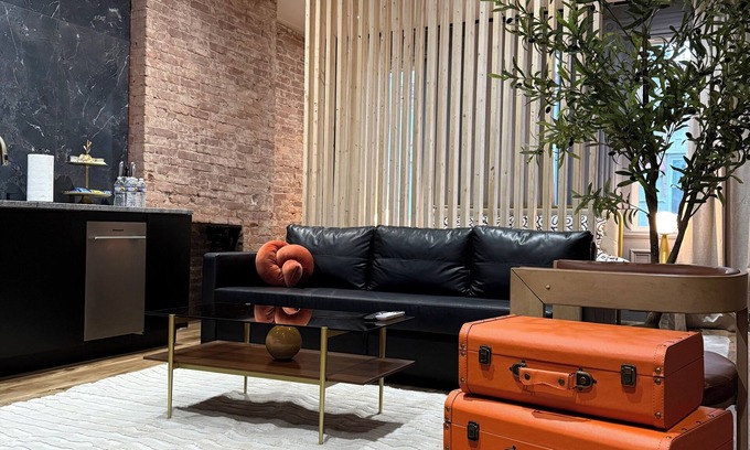 Pittsburgh Apartment | Free parking KING bed Stylish Brick Retreat