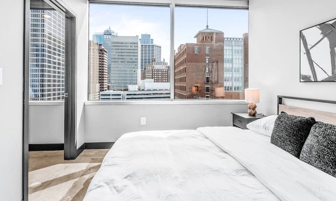 Downtown Kansas City Apartment | Free Parking Views StreetCar Downtown Location