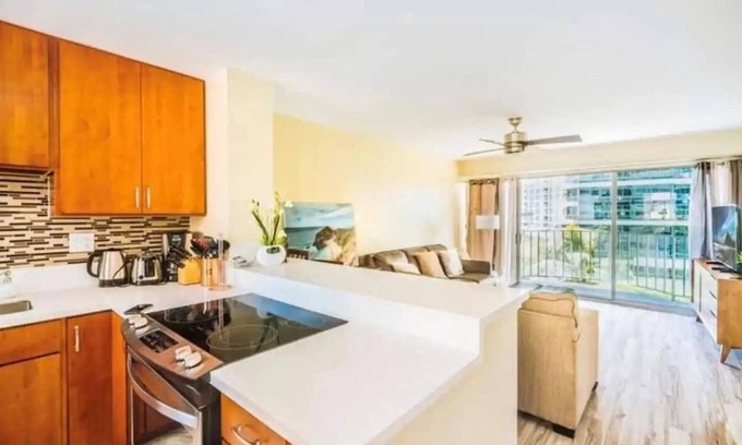 Ala Moana Apartment | FREE parking, w pool, surfboard! NEW RENO! Fits 6