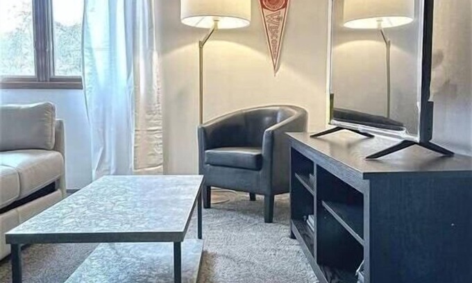Regent Apartment | Free Parking-walk to hospital&campus-fast wifi!