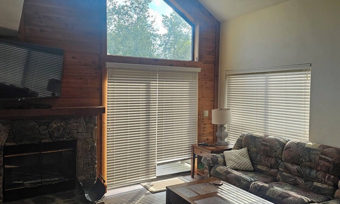 Champion Condo | FREE Pool Pass included 500 feet from 3-bedroom condo AC, WiFi. Enjoy your stay