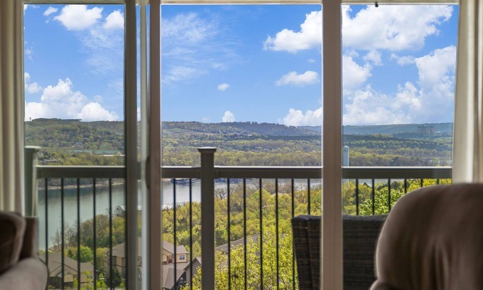 Indian Point Condo | Free SDC Tickets-Lounge with Stunning Views of Table Rock Lake in Open Concept Condo Near Table Rock