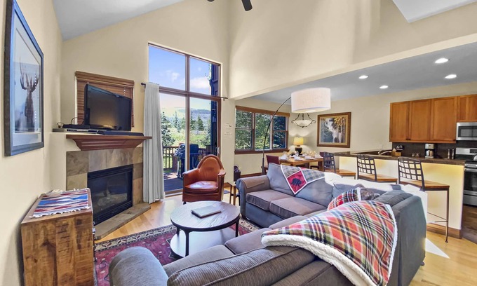 The Highlands House | Free SkyCard Act-Close to Town, Hot Tub, Mountain Views-Highland Greens Oak Retr