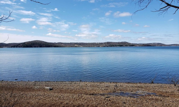 Hollister Condo | FREE TIC. (SDC) Beach Front-Table Rock Lake. Marina & Pool 1 Block Away. Bring your beach chair!