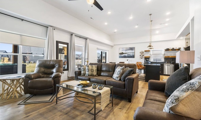 Hollister House | Free Tickets, New Lakehouse, Close to Branson, Modern Kitchen, High End Furnishings