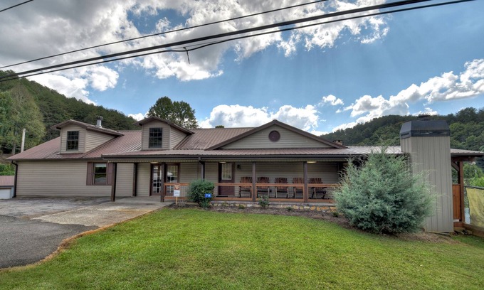 Williamstown House | *Free Whitewater Rafting & Ziplining* 6 bedroom home with quick access to Downtown shops, breweries and restaurants