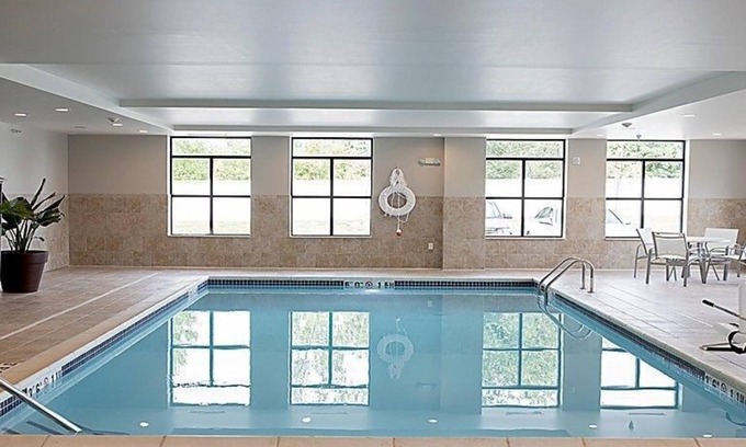 Auburn Hills Condo | Free Wi-Fi, Free Breakfast + Indoor Pool