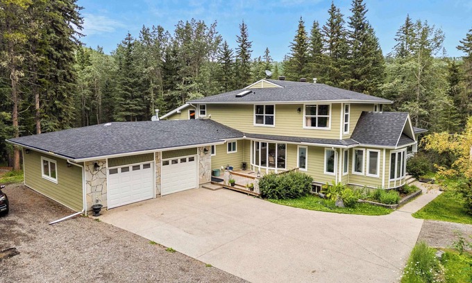 Calgary House | Freele Escape | Hot Tub | Nature Lovers Dream! |