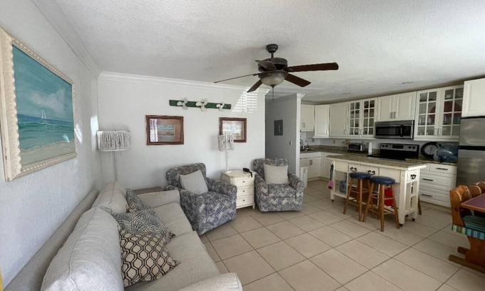 Discovery Bay Condo | Freeport Grand Bahamas: Coral Beach Family Friendly Condo- steps to the beach!