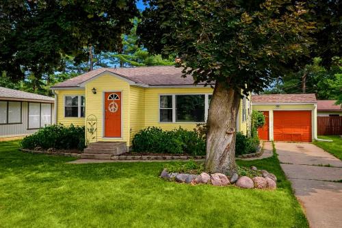 La Crosse House | French Island Whot Tub, Kayak, Lake View, Ev