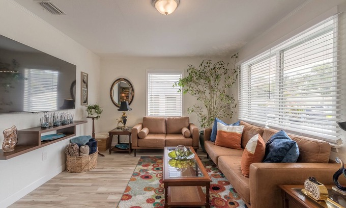 Yelkca Terrace House | Fresh and Bright Newly Remodeled House near everything Fun!