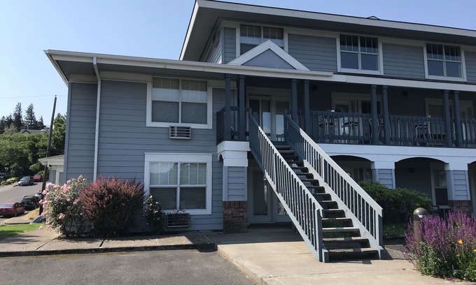 Hood River Condo | Fresh remodel, 1 bedroom, 2 bath, sleeps 4, downtown, parking, easy come easy go
