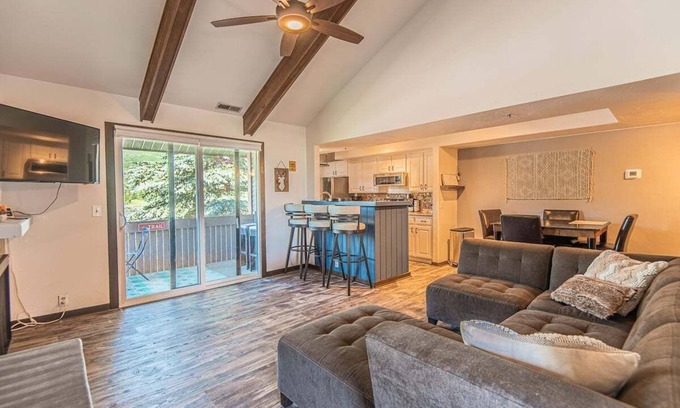 Kimball Junction Apartment | Fresh, Top Floor Condo - 2 bedrooms w/3 beds