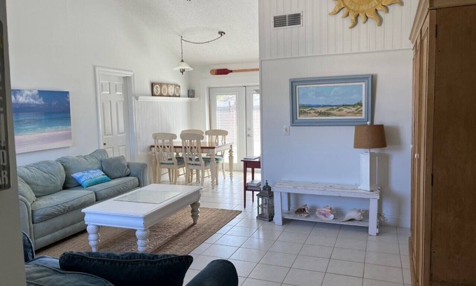 North Sarasota House | Freshly remodeled, wonderfully located home in North Sarasota.