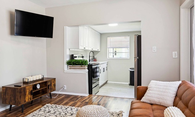 Ballast Point House | Freshly Renovated One Bedroom Apartment
