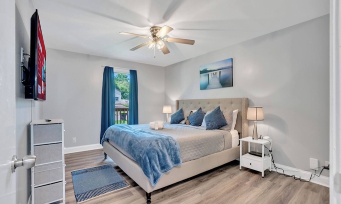 Clarksville House | ๐ก Freshly Updated 4BR/2BA Home | ๐๏ธ New Paint + ๐ฌ๏ธ Dehumidifier ๐๏ธ Bedrooms w/TVs & Ceiling Fans | ๐ณ Full Kitchen ๐๏ธ Spacious Living Room | ๐งบ Washer/Dryer ๐ณ Deck & Yard | ๐ Close to Ft. Campbell, Casino, โจ Clean & comfy stay!