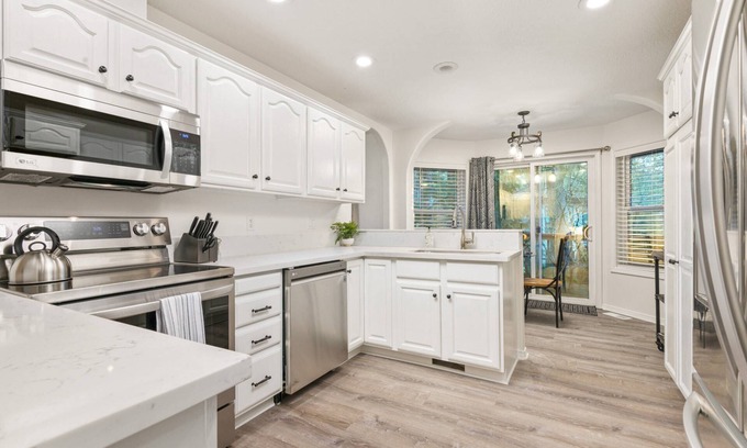 Mount Hood Village House | Freshly Updated Retreat, All New Décor, Pet Friendly, Hot Tub, Ping Pong, Foosball, 20 Min to Hood