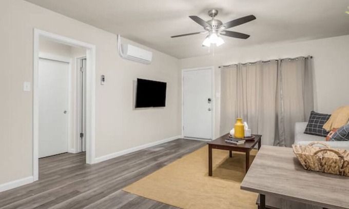 Fig Garden Apartment | Fresno Apt| 1/1 | Parking|Next to Gazebo Gardens!
