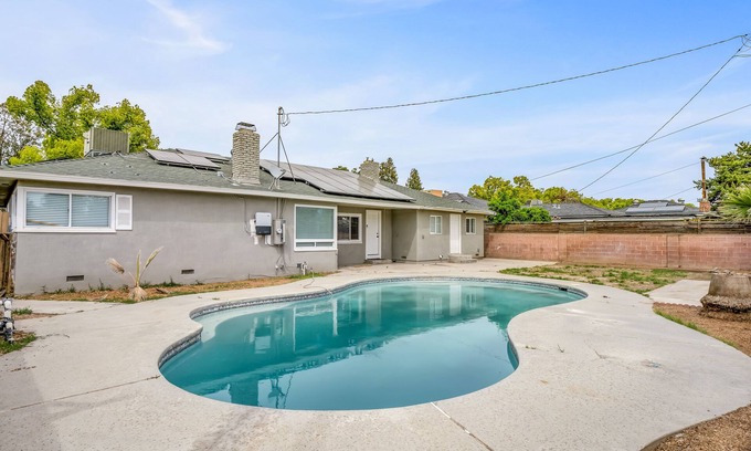 Raisin House | Fresno House Pool Foosball 2 Car Garage 5 Bed/3 Bath