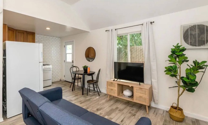 Roosevelt Apartment | Fresno Studio|2 Miles to Airport|Laundry Included!