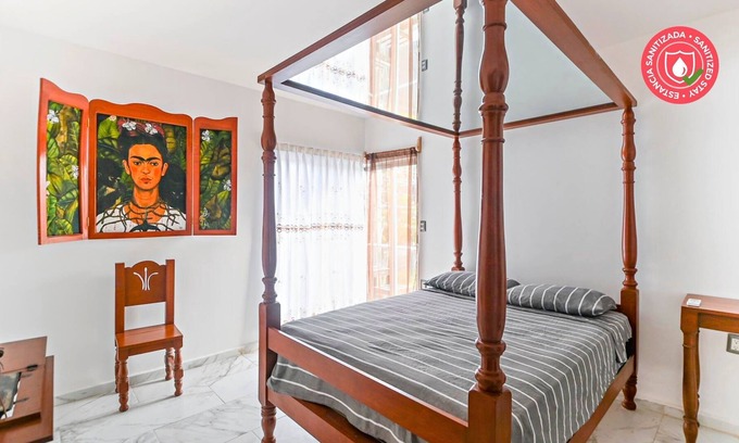 Emerald Coast Bed & Breakfast | Frida's Room in Hotel| 5 min to boardwalk