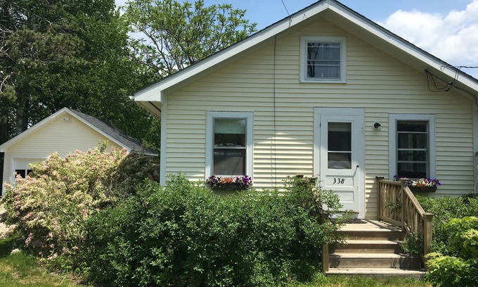 Blue Hill House | Friendly Cottage In Blue Hill - Sleeps 4