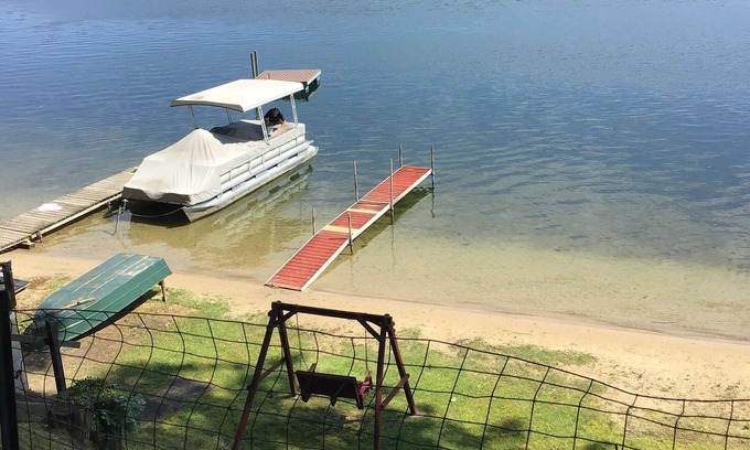 Sister Lakes Cottage | Friendly lakefront cottage