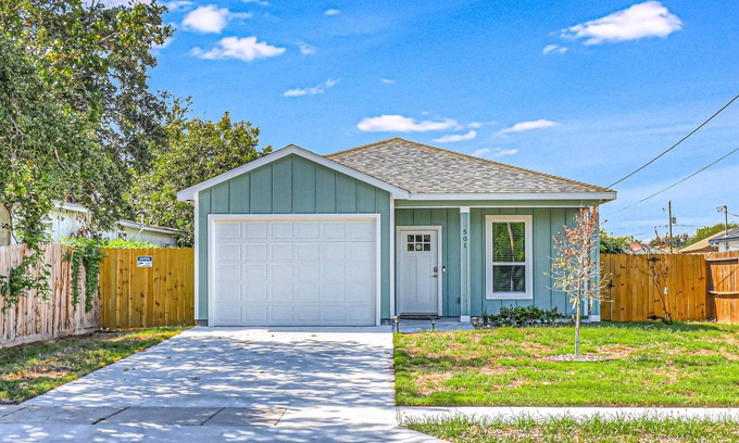 Flour Bluff House | Friendly neighborhood home near fishing pier with dog-friendly yard & W/D