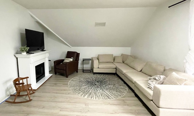 Washington Heights House | Friends & Family Escape: Charming Duplex with Plenty of Space!