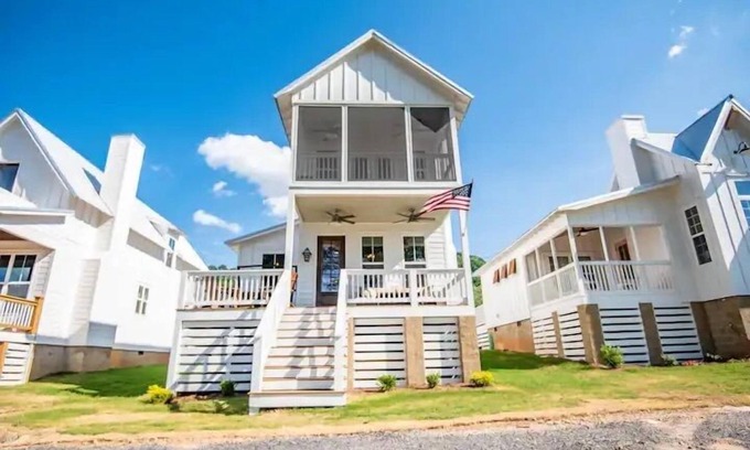 Guntersville House | Friends Gather Here at River Rocks Plantation