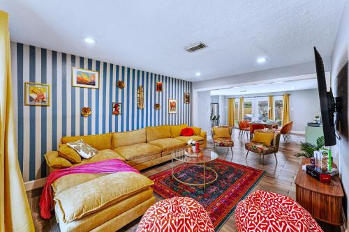 Westbury House | Friends-Themed 4BD - Pingpong & Outdoor Theater