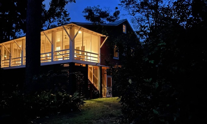 Montrose House | Frog Symphony! Sunsets! Beachfront!・Porch Swing Bed!・2x King Beds