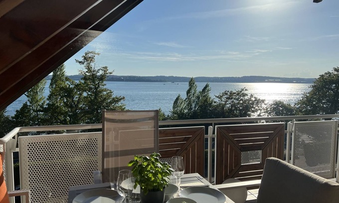 Unteruhldingen Apartment | From sunrise to sunset, you can enjoy magnificent views of the lake,